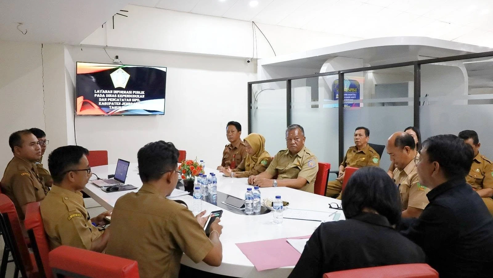 Dinas Dukcapil Jembrana Terima Kunjungan Komisi Informasi Provinsi Bali untuk Evaluasi Layanan PPID