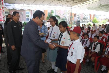 Cover Penyerahan Beasiswa Kepada anak-anak Berprestasi Di DPRD Jembrana