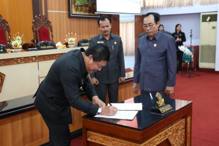 Cover Rapat Paripurna VIII DPRD Jembrana, Dua Ranperda ditetapkan Menjadi Perda