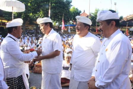 Cover Bhakti Panganyar di Pura Mandhara Giri Semeru Agung